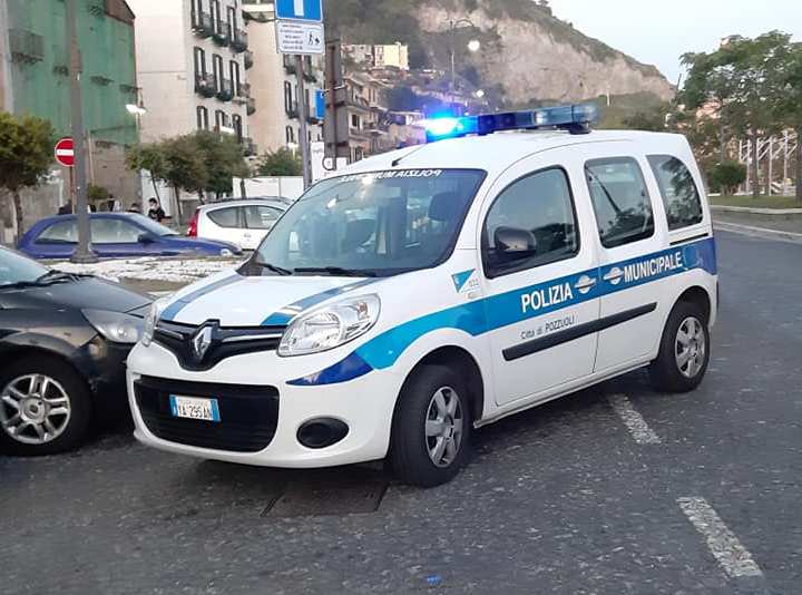 Pugni, insulti e sputi contro i vigili dai parcheggiatori abusivi: un arresto e una denuncia