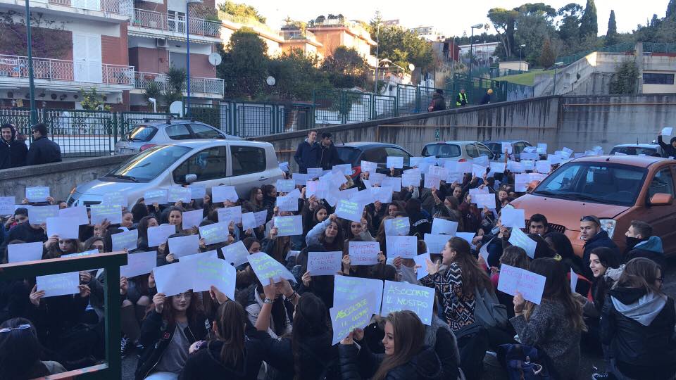 “Un poliziotto ha sparato per non farci occupare la scuola”: lo denunciano su Fb gli studenti del “Virgilio”