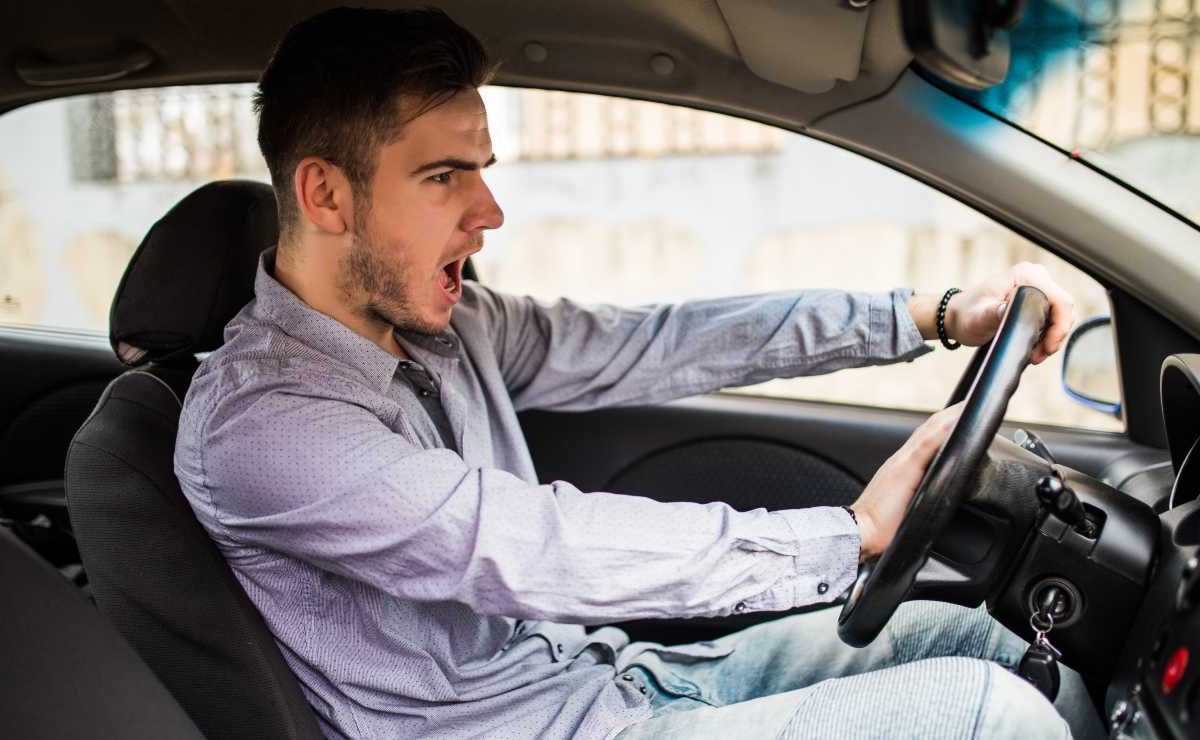 Litigio al volante, da oggi non è più permesso | Alla prima parolaccia scatta la multa: si parla di cifre astronomiche