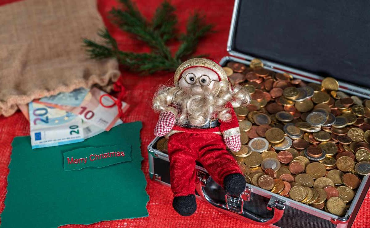 Pensionati, INPS si traveste da Babbo Natale | UFFICIALE il nuovo bonus: 155 euro in più direttamente nell’assegno