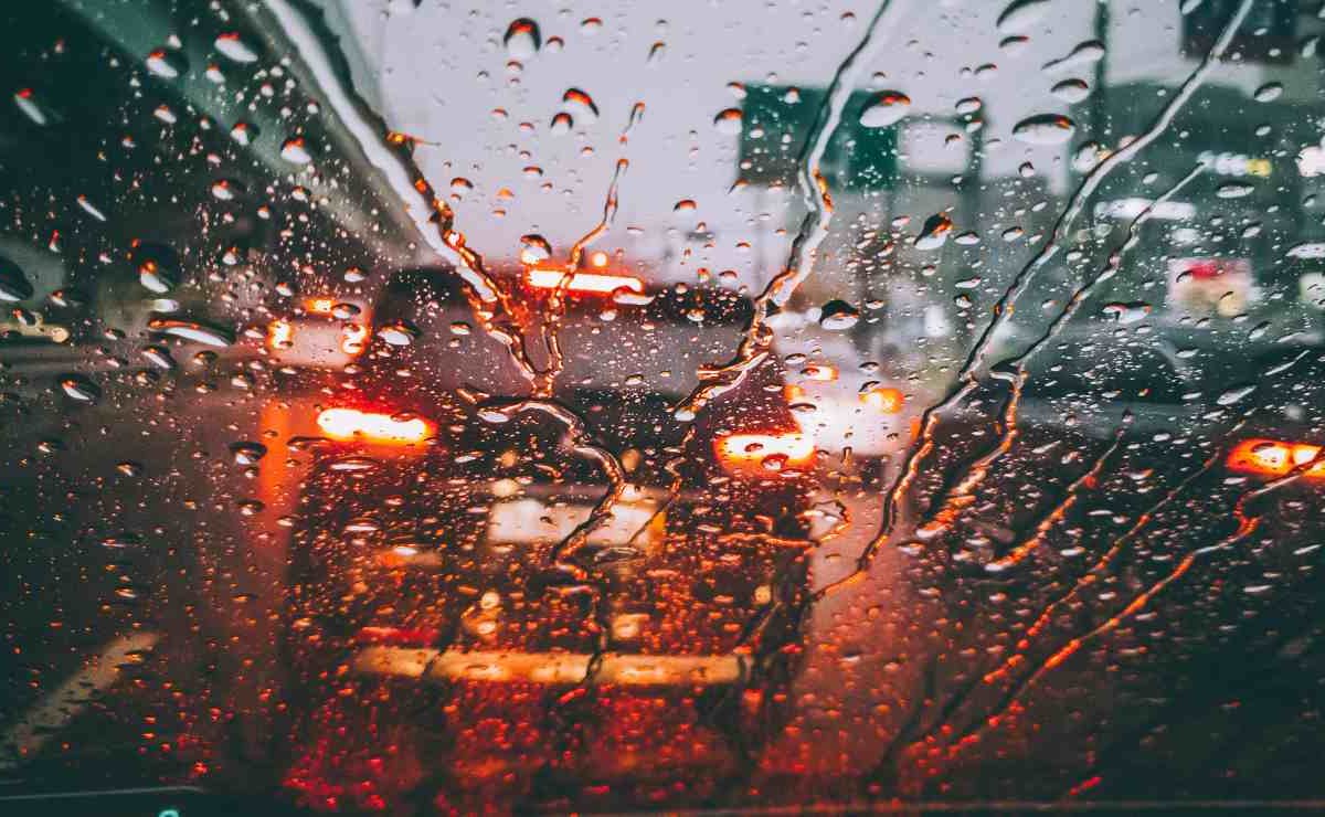Guida sotto la pioggia, stai attento a questo comando | Rischi di finire sul guardrail: ecco di cosa si tratta